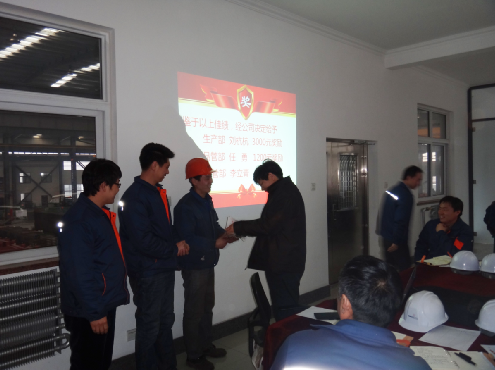 凯能锅炉总经理王波为参赛选手颁奖 凯能锅炉总经理王波为参赛选手颁奖